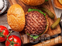 Вкусни и сочни телешки бургер кюфтета на скара - снимка на рецептата